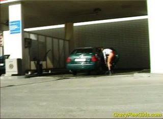 Hacer pis antes de lavar el coche