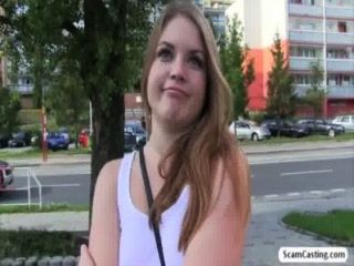 Russian hot chick alessandra obtiene follada por el agente falso en los arbustos