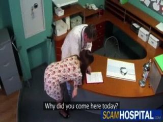 Doctor se folla a su paciente enferma (por egf)