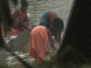 Mujeres indias bañándose en el río