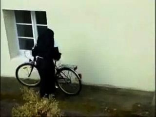 Monja en bicicleta
