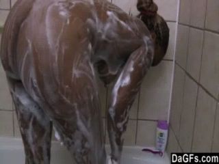 Mi vecino toma prestada mi ducha y se masturba