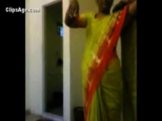Tía en saree verde exponiendo su desnudez infront de su cliente antes de sexo indio videos porno