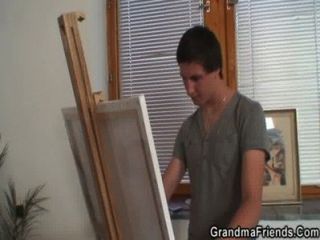 Abuela agrada a dos pintores jóvenes