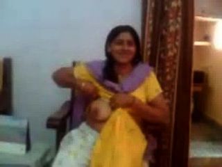 Video de sexo indio de una tía indiana mostrando sus pechos grandes rawasex.com