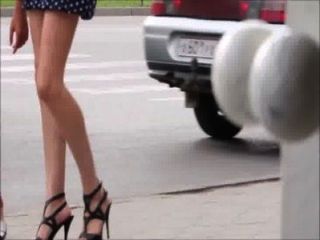 Chicas sexy caminando por las piernas de la calle, el culo y los talones