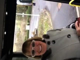 Tratando de tirar de una abuela conduciendo mi autobús