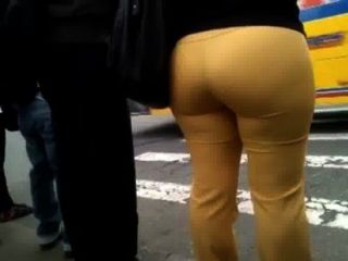 Culona pantalon amarillo embarrado