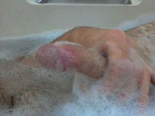 chico maduro cumming en la bañera