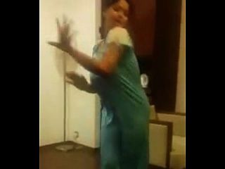danza de la tía india con los boobs grandes