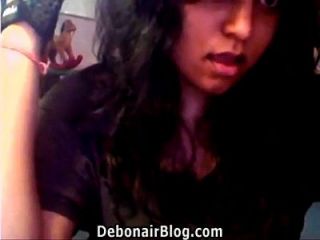 chica sahiwal en la webcam mostrando activos