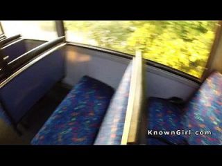 peludo británico aficionado flequillo en autobús público