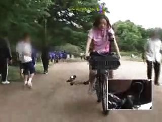 La colegiala japonesa se masturba en una bicicleta modificada