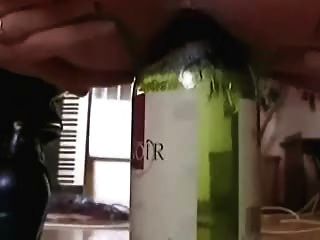 Montando una botella de vino en la mesa de la cena
