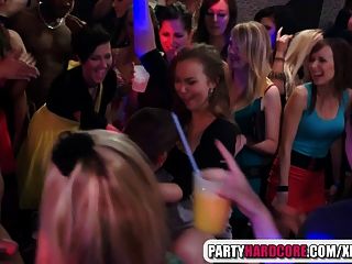 Chicas calientes chupan strippers masculinos en la fiesta