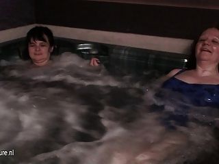 Relajante mujeres maduras en un spa