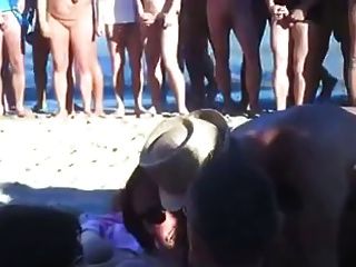 Cuatro amigos tienen sexo en la playa desnuda frente a la multitud