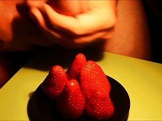 Poner la crema en las fresas cumshot