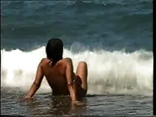 Tetas grandes niña desnuda en la playa solitaria