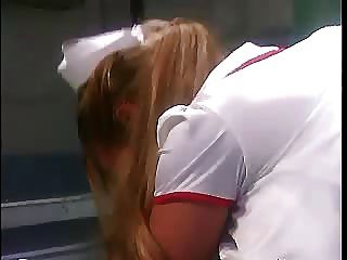 Enfermera se follan en una camilla