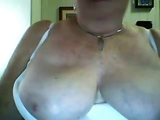 Abuela mostrando grandes tetas en la webcam