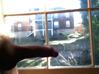 Masterbating en la ventana para los vecinos