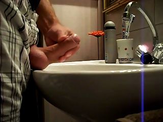 Me masturbo en mi cuarto de baño