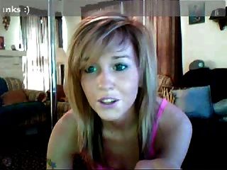 Rubia en la webcam que muestra su destreza habilidad habilidad.
