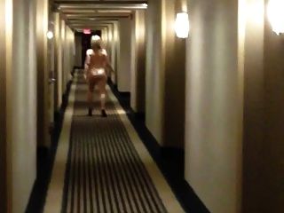 Curvy esposa desnuda en el pasillo del hotel