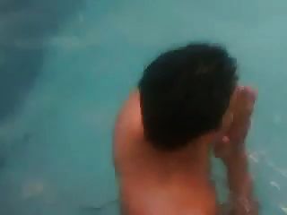 Chica de colegio indio desnuda en la piscina