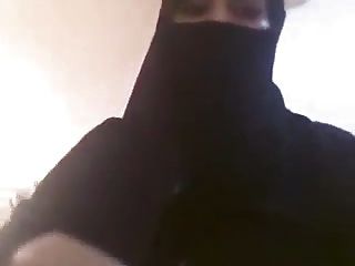 Mujeres árabes en hijab mostrando sus titties