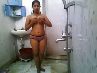 Chica india bañándose desnuda