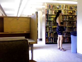 Nerd peludo desnudo en la biblioteca