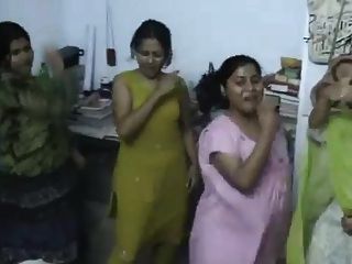 Bangladeshi hostel chica bailando