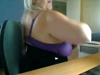 caliente tetas grandes mamá en la webcam