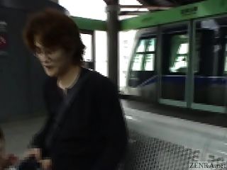 subtitulado japonés público mamada y rayas en el tren