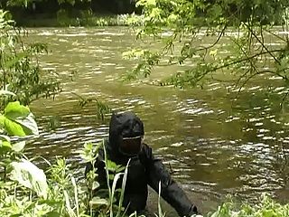 chica en traje de neopreno y caucho impermeable fetiche suave