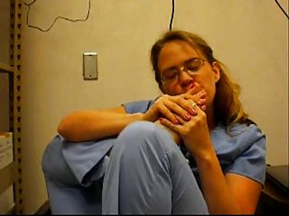 enfermera chupa sus dedos en el trabajo