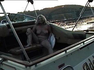 adele desnudo tomando el sol en el barco