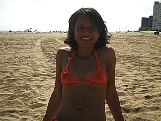Joya de 18 años muestra su coño y el culo en la playa pública desnuda!