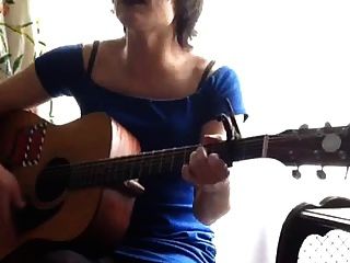 aquí me vas cantando y tocando la guitarra