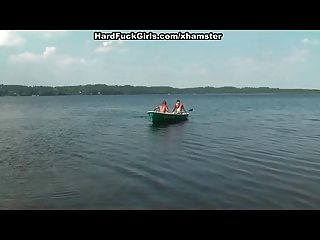 rubia follada duro en un barco en el lago tres chicos