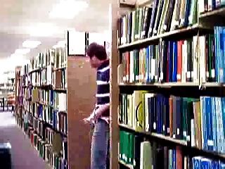 chico acariciando en la biblioteca de la universidad