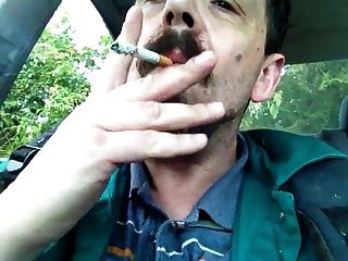 fumar y sacudir en el coche