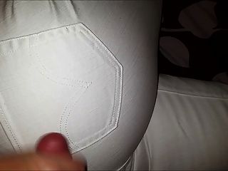 handjob y cumming por todo su blanco jeans