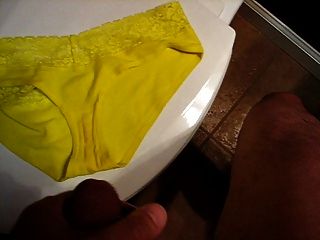 panty amarillo cum