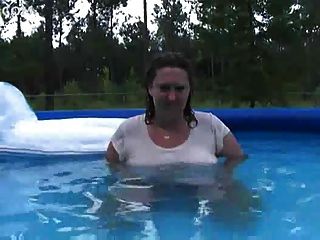 camiseta mojada del bbw en piscina