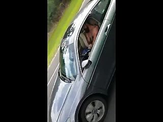 flagrou o motorista dirigiendo y tocando una bronha