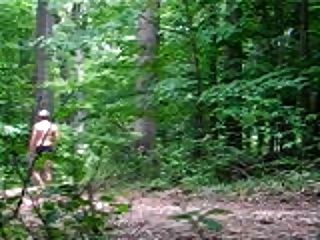 paseo desnudo en el bosque