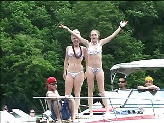 chicas sexy bikini molestar a los chicos durante un paseo en barco